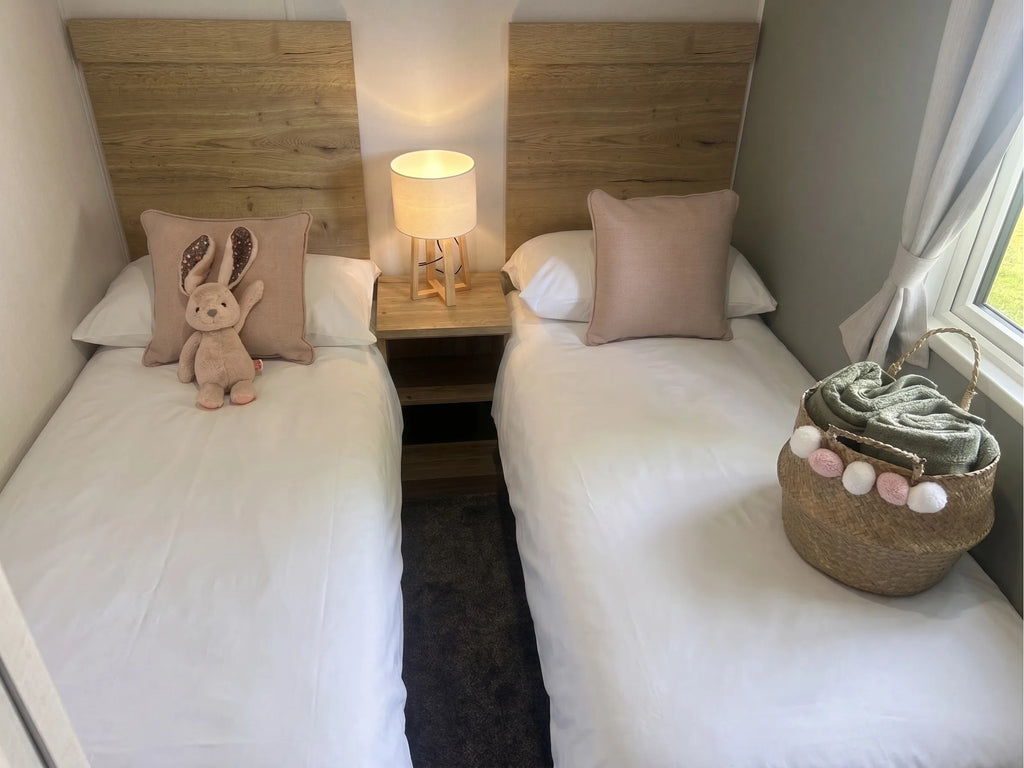 Twin bedroom with two single beds in the Willerby Midhurst caravan